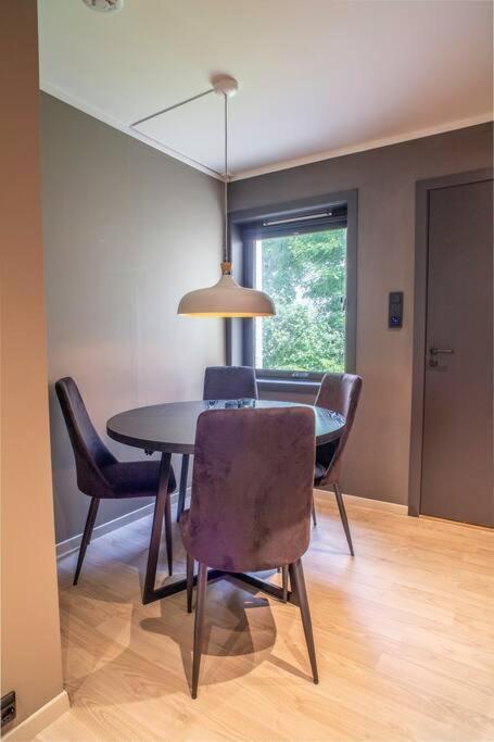 Near Brosundet, Newly Refurnished, Free Street Parking Apartment Alesund Luaran gambar