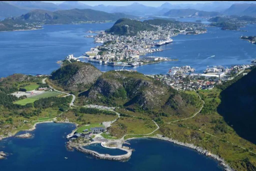 Near Brosundet, Newly Refurnished, Free Street Parking Apartment Alesund Luaran gambar