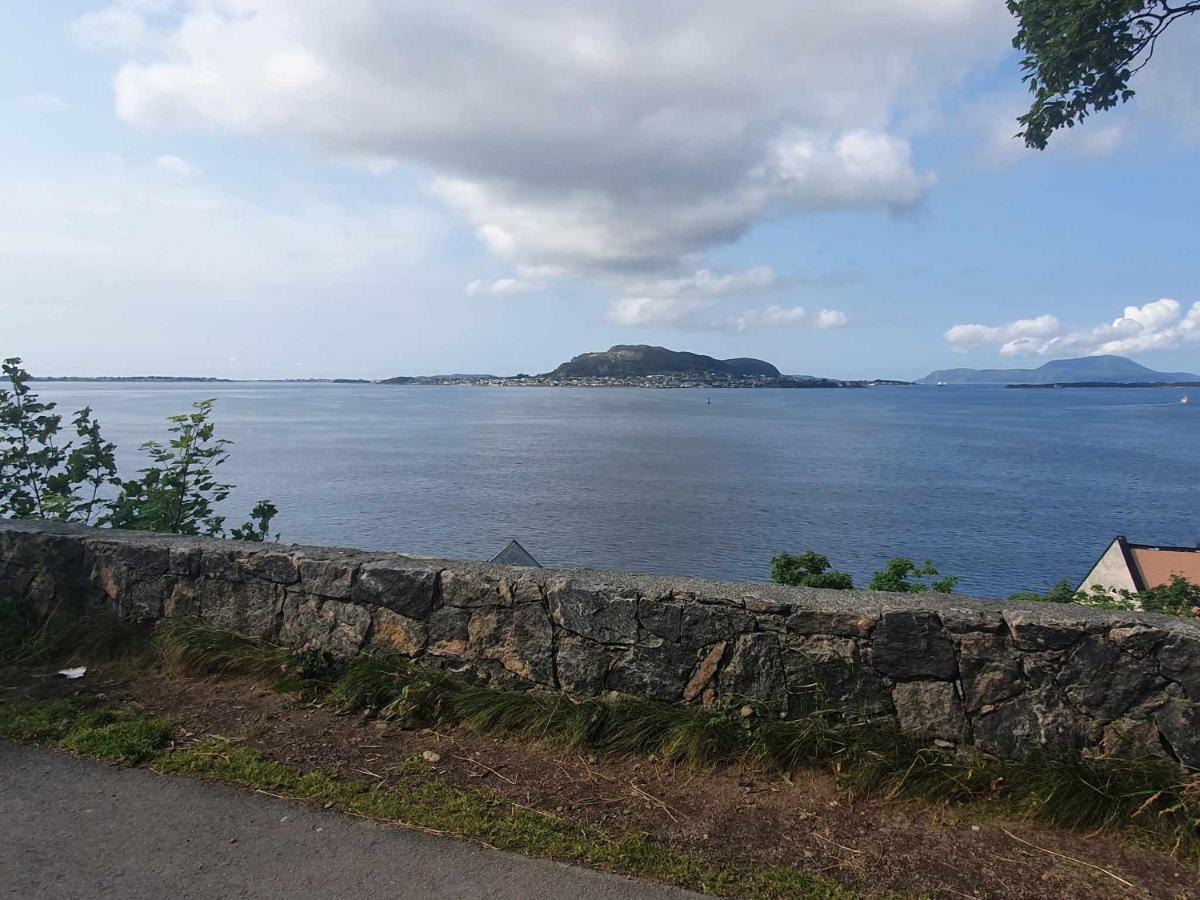 Near Brosundet, Newly Refurnished, Free Street Parking Apartment Alesund Luaran gambar